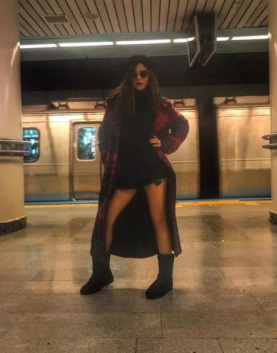 Simge Sağın'ın metro fotoğrafları sosyal medyayı salladı 1