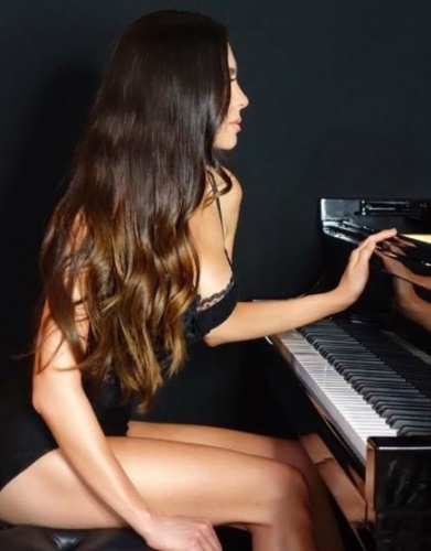 Piyanist model Astanova: Aldığım mesajlar... 11