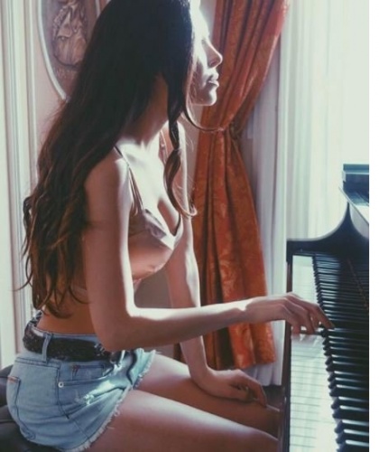 Piyanist model Astanova: Aldığım mesajlar... 10