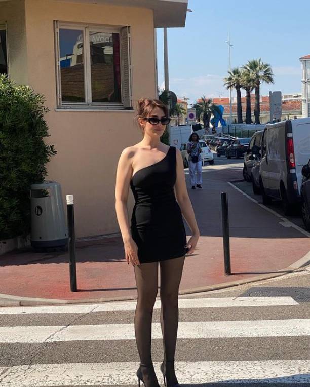 Esra Bilgiç Cannes Film Festivali’nde ne giydi? İşte Esra Bilgiç’in Cannes kıyafetleri 8
