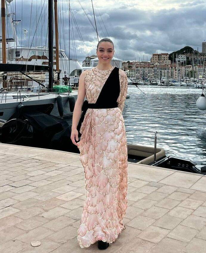 Merve Dizdar’ın Cannes’da ödül alırken giydiği kıyafetin markası olay yarattı! 4