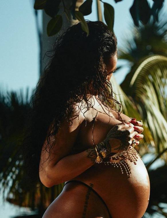 Hamile Rihanna çırılçıplak pozlarını paylaştı! 3