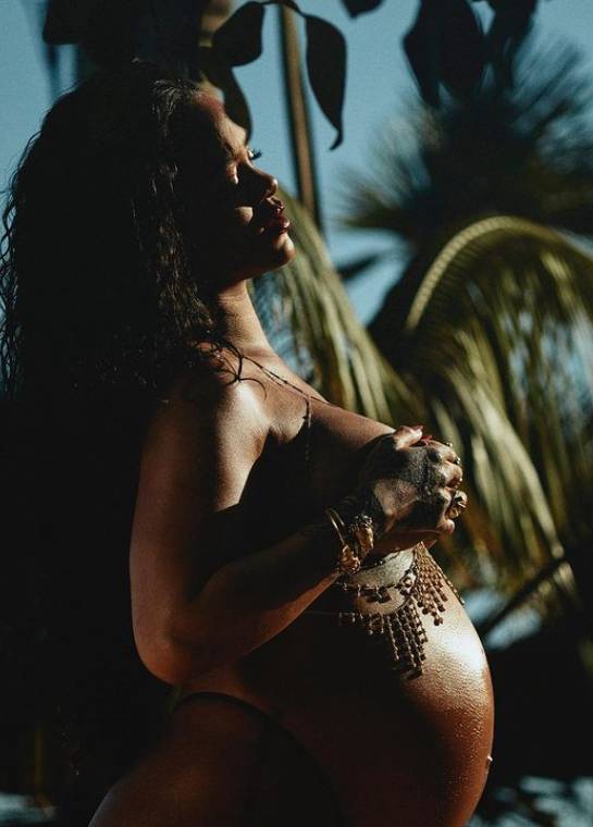 Hamile Rihanna çırılçıplak pozlarını paylaştı! 6