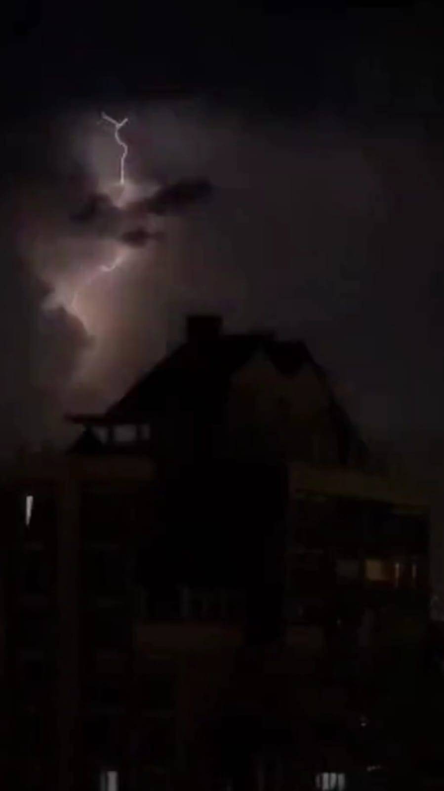 Megakenti “elektrik fırtınası” aydınlattı 3