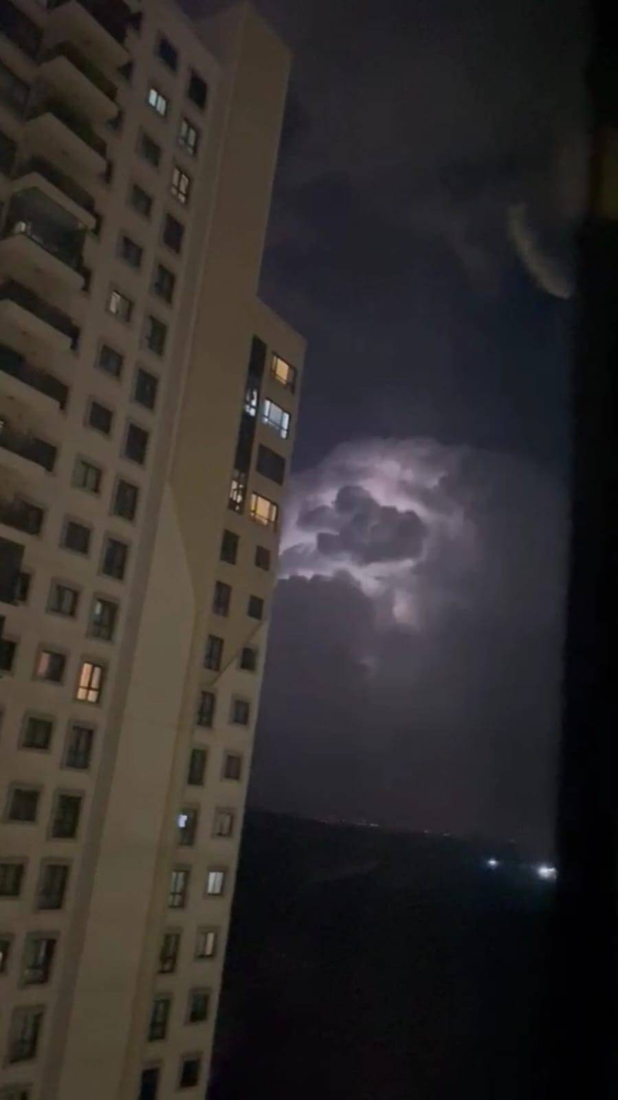Megakenti “elektrik fırtınası” aydınlattı 2
