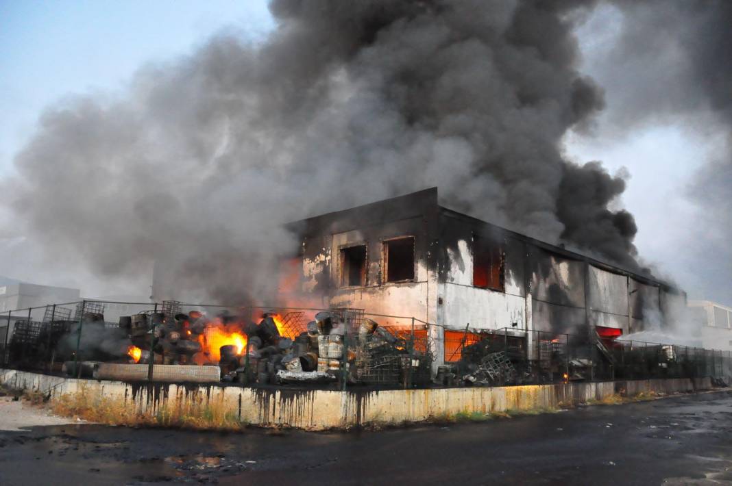 Geri dönüşüm tesisinde korkutan yangın: Alevler tüm tesisi sardı 5