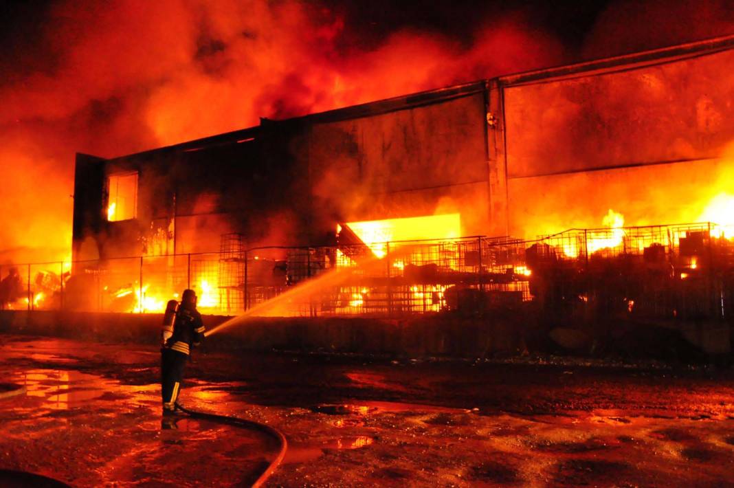 Geri dönüşüm tesisinde korkutan yangın: Alevler tüm tesisi sardı 2