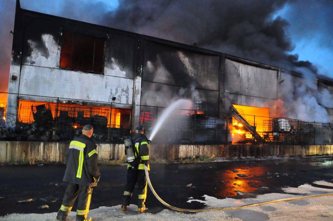 Geri dönüşüm tesisinde korkutan yangın: Alevler tüm tesisi sardı 4
