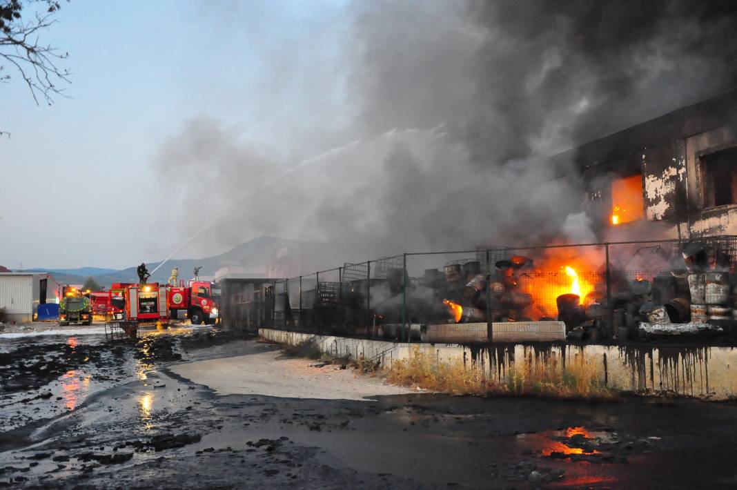 Geri dönüşüm tesisinde korkutan yangın: Alevler tüm tesisi sardı 1