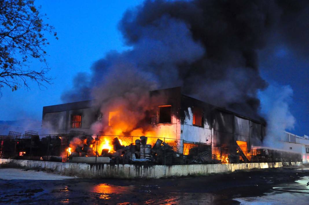 Geri dönüşüm tesisinde korkutan yangın: Alevler tüm tesisi sardı 3