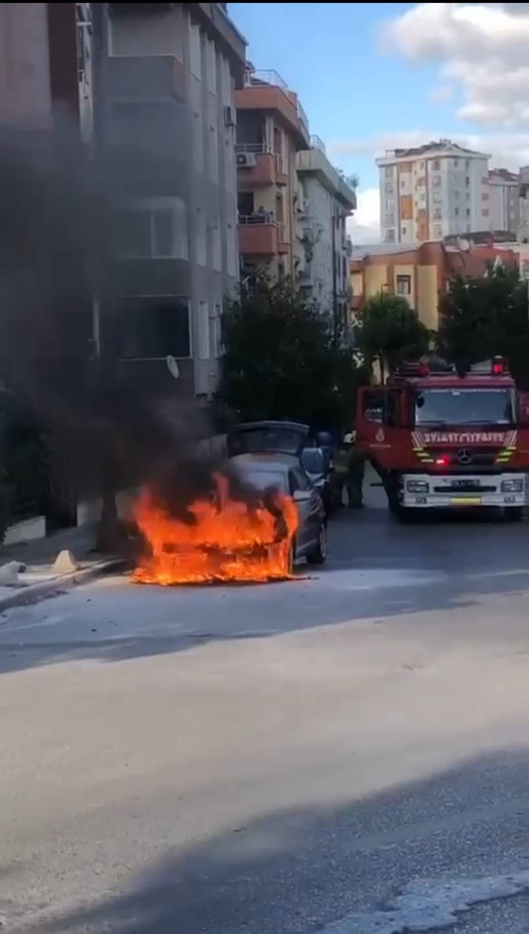 Park halindeki otomobil alev alev yandı 2