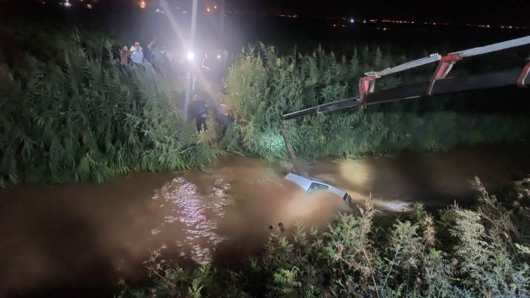Kontrolden çıkan otomobil sulama kanalına uçtu: Anne ve 2 çocuğu öldü 3