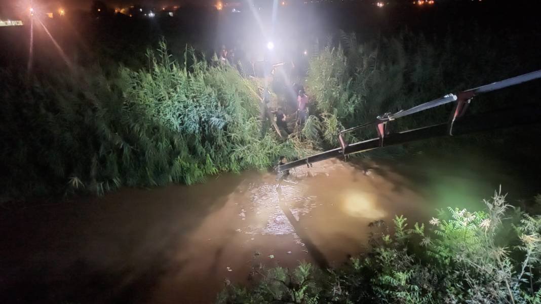 Kontrolden çıkan otomobil sulama kanalına uçtu: Anne ve 2 çocuğu öldü 2