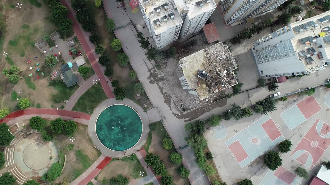 Okulların çevresinde yıkım bekleyen binalar: Bir anda böyle çöktü 6