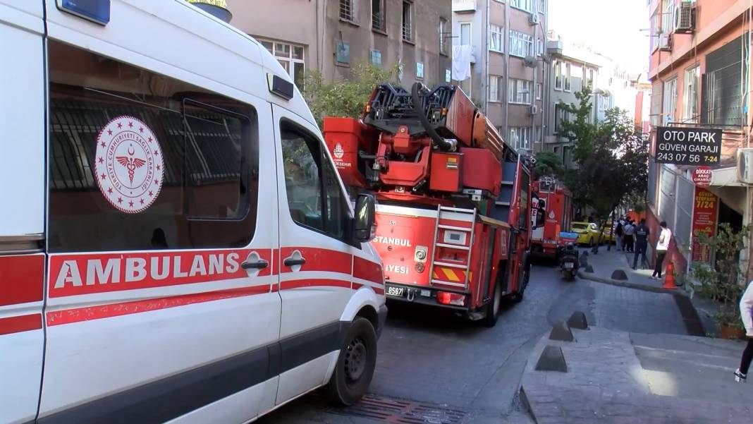 İstanbul'da intihar girişimi: Yol kapandı, mahalleli seyretti 7