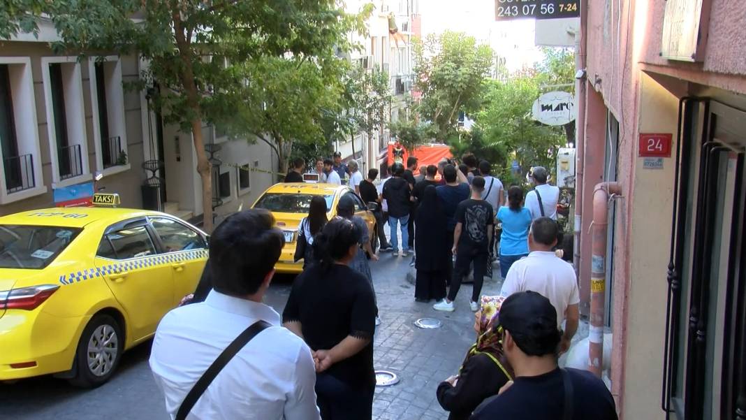 İstanbul'da intihar girişimi: Yol kapandı, mahalleli seyretti 5