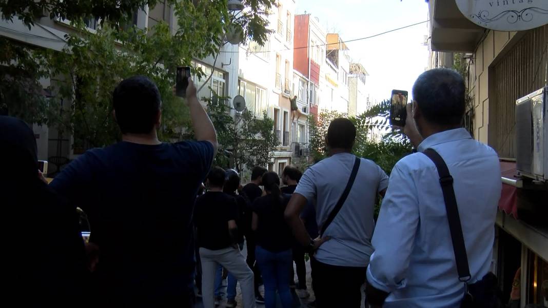 İstanbul'da intihar girişimi: Yol kapandı, mahalleli seyretti 8