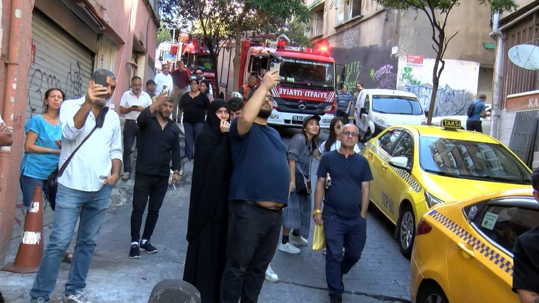 İstanbul'da intihar girişimi: Yol kapandı, mahalleli seyretti 4