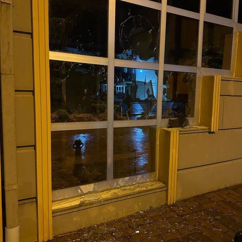 Ölen köpeğine müdahale edilmediği iddiasıyla belediye binasının camlarını kırdı 6