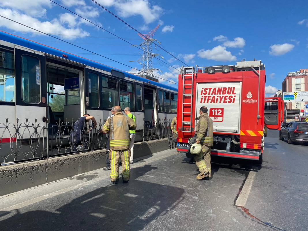 Tramvayda duman paniği: Yolcular tahliye edildi 3