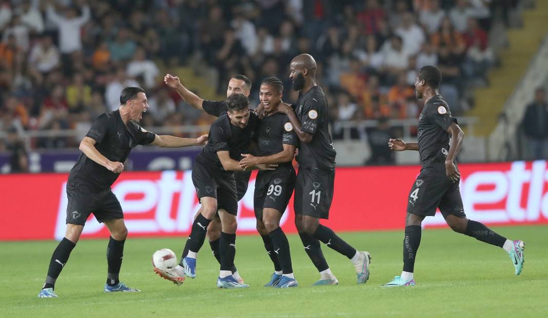 Hatayspor, Galatasaray'ın yenilmezlik serisine son verdi 24