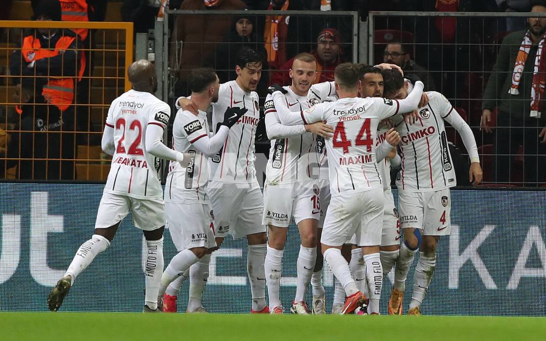 Galatasaray son dakika golüyle galibiyeti buldu 16