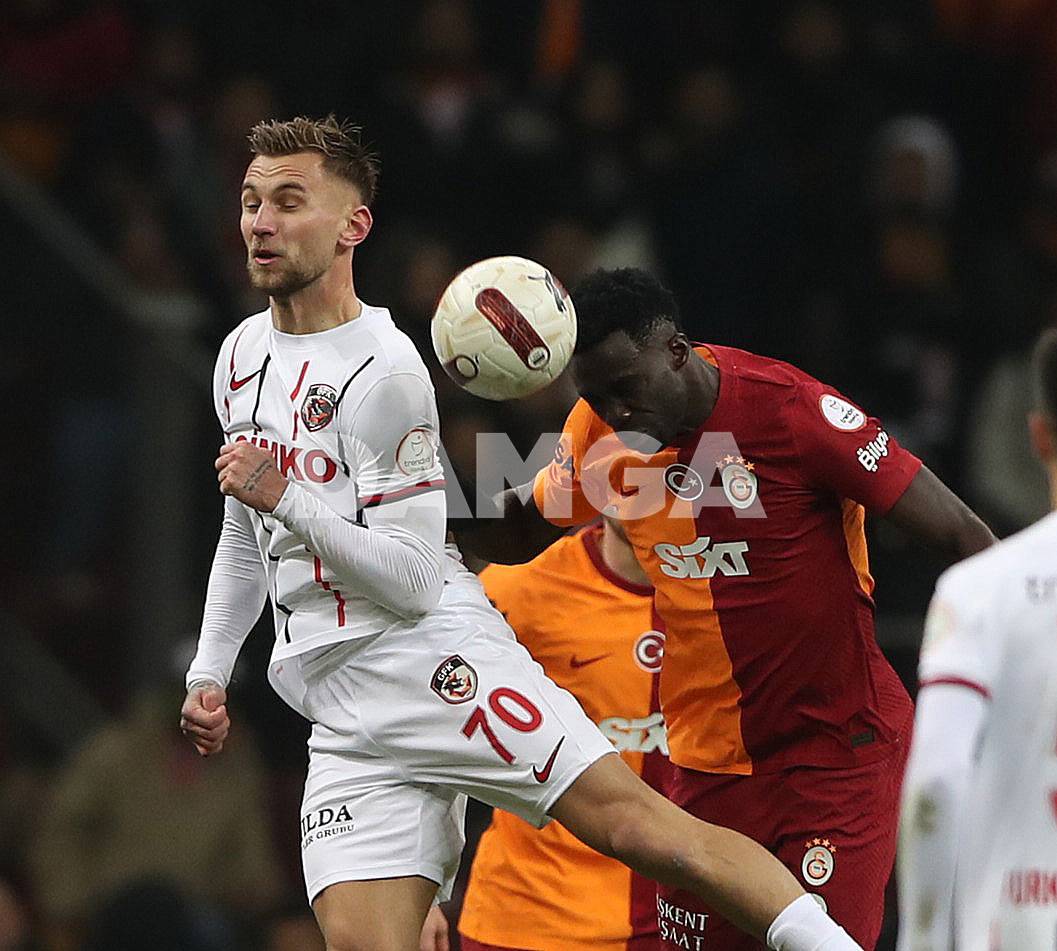 Galatasaray son dakika golüyle galibiyeti buldu 19
