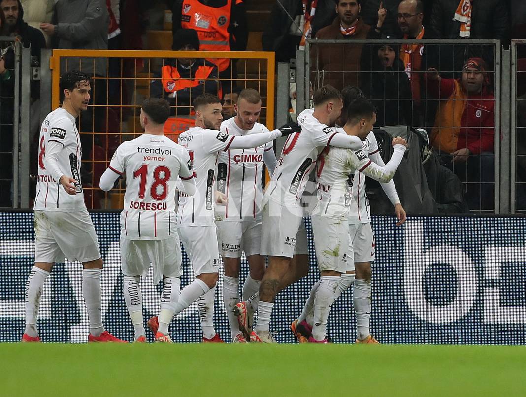 Galatasaray son dakika golüyle galibiyeti buldu 15