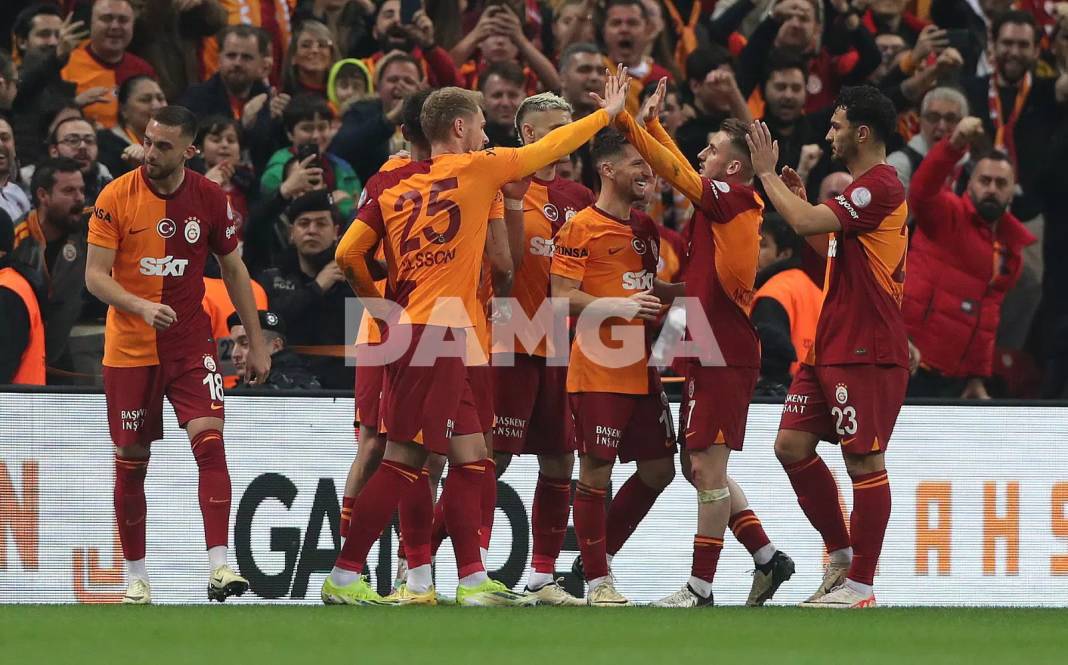 Galatasaray Başakşehir'i ilk yarıda devirdi 4