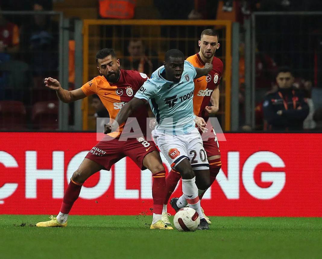Galatasaray Başakşehir'i ilk yarıda devirdi 13