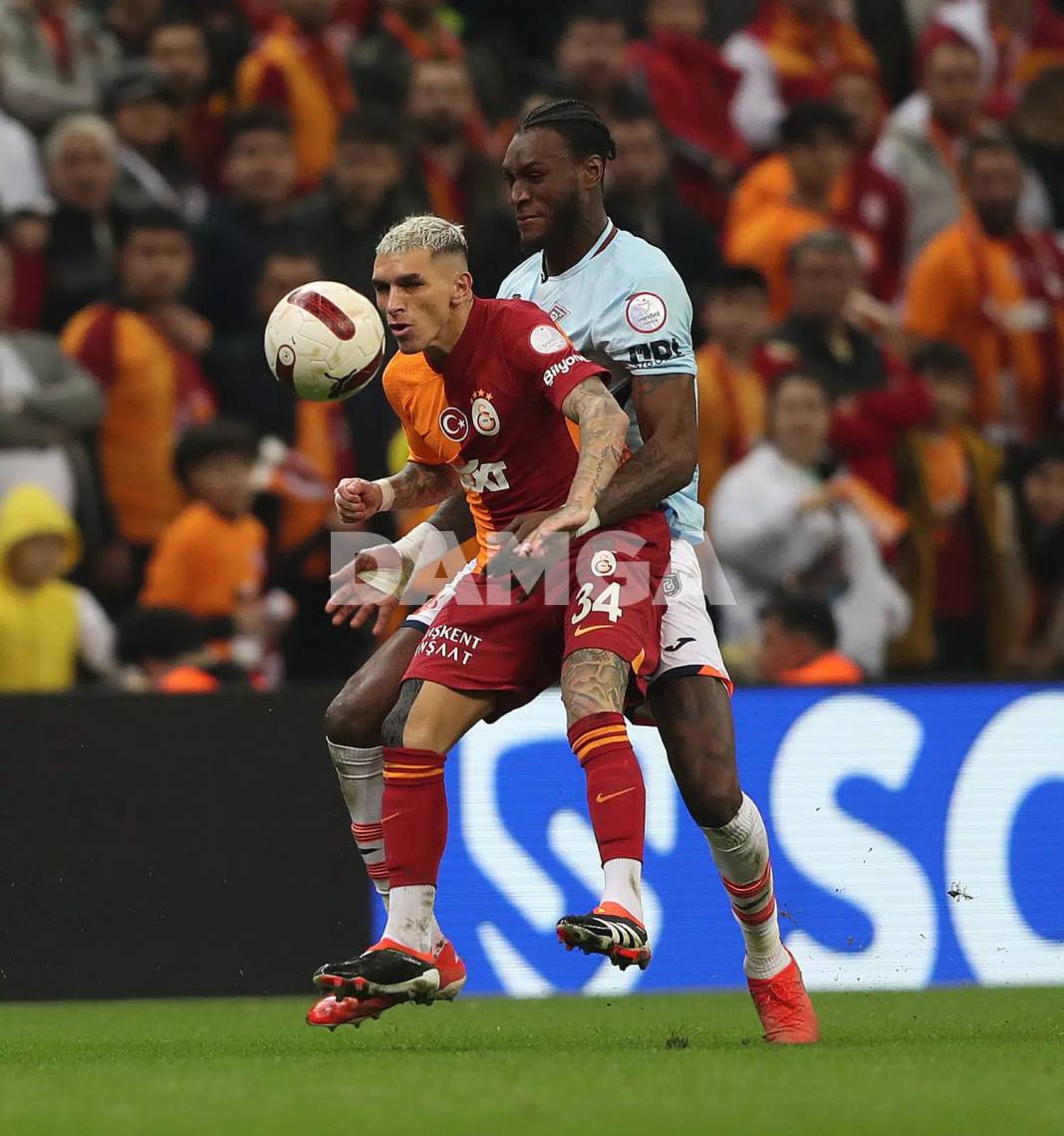 Galatasaray Başakşehir'i ilk yarıda devirdi 12