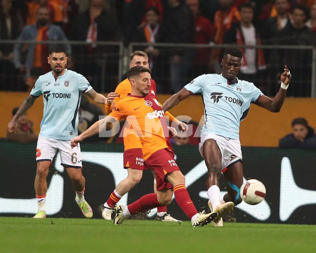 Galatasaray Başakşehir'i ilk yarıda devirdi 11