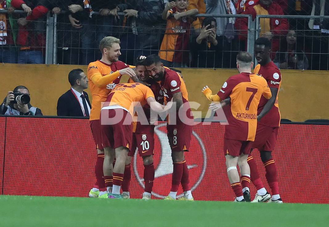 Galatasaray Başakşehir'i ilk yarıda devirdi 1