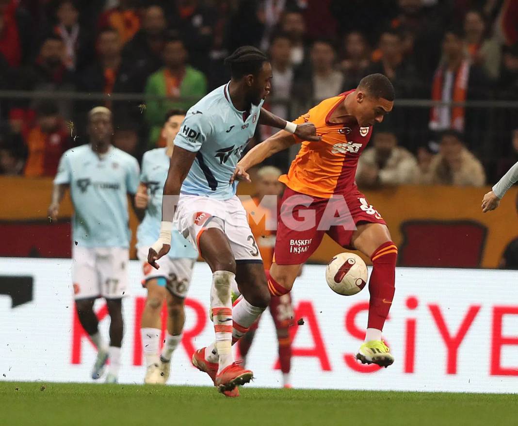 Galatasaray Başakşehir'i ilk yarıda devirdi 10