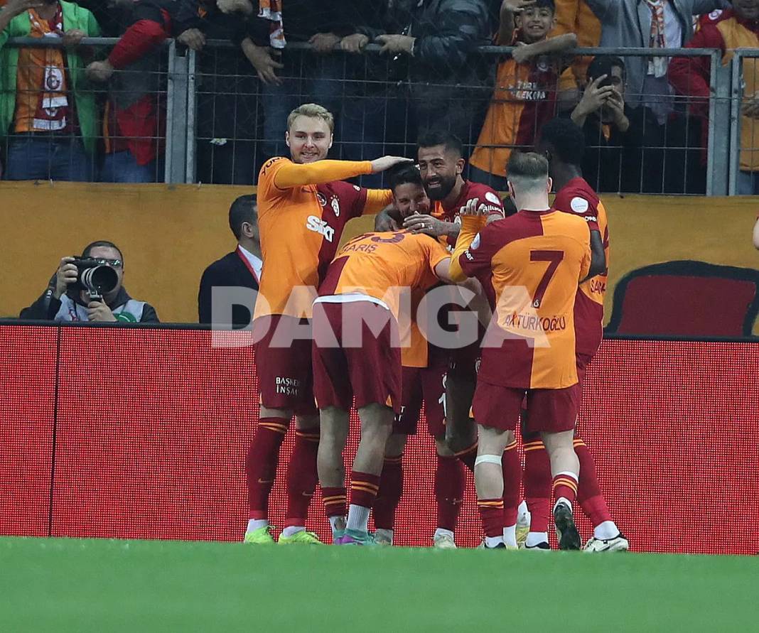 Galatasaray Başakşehir'i ilk yarıda devirdi 5