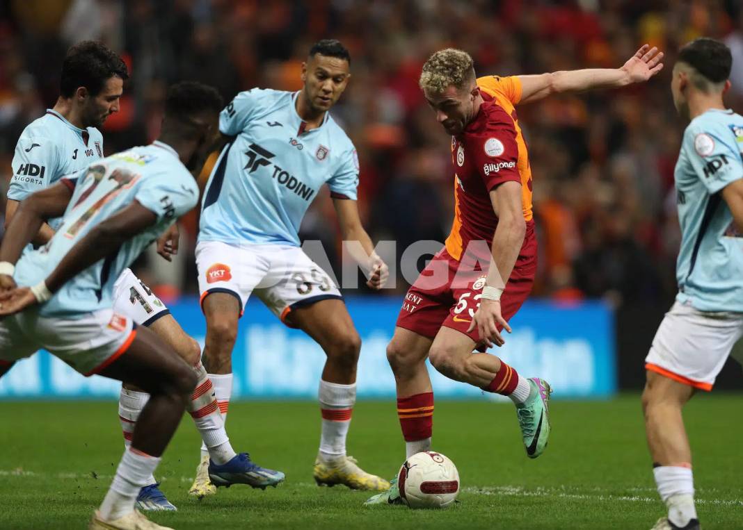 Galatasaray Başakşehir'i ilk yarıda devirdi 14