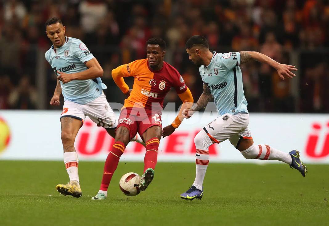 Galatasaray Başakşehir'i ilk yarıda devirdi 9