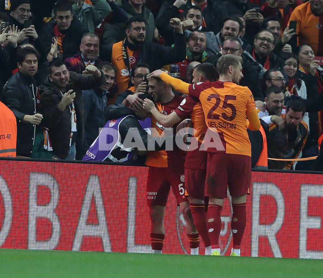 Galatasaray Başakşehir'i ilk yarıda devirdi 2