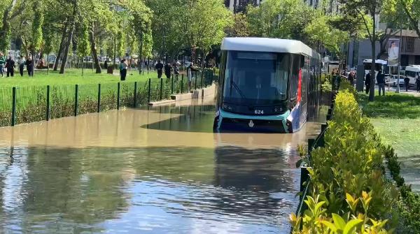 İstanbul'da su borusu patladı, tramvaylar mahsur kaldı