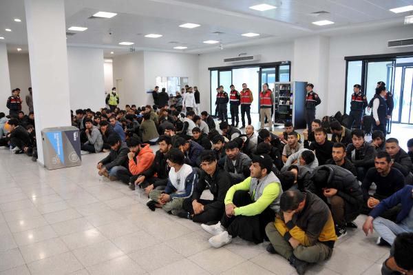 138 kaçak göçmen sınır dışı edildi
