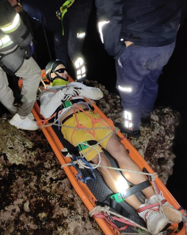 Yamaç paraşütüyle kayalıklara çakılan turist, 10 saatte kurtarıldı