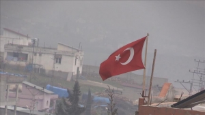 Suriye sınırına yakın mahallelerde vatandaşlar evlerine Türk bayrağı astı