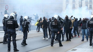 Brüksel'de polisten aşırı sağcı ve göç karşıtı gösteriye gaz bombalı müdahale
