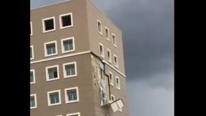 Lüleburgaz'daki devlet hastanesinin duvarları rüzgardan söküldü