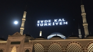 Çamlıca Camii'nde 'Evde kal Türkiyem' mahyası