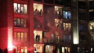 Türkiye tek yürek oldu! İstiklal Marşı balkonlardan böyle okundu