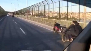 Haliç'te motosiklet üzerinde tehlikeli yolculuk kamerada