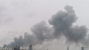 Avcılar Firuzköy Fabrikalar Bölgesi'nde plastik hurda dolu depo yanıyor