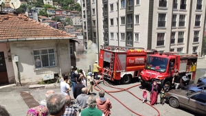 Alibeyköy'de korkunç  yangın, üst kattakiler mahsur kaldı!