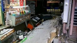 Ortaköy'de Kumpircilerin olduğu sokakta çökme: 1 yaralı 